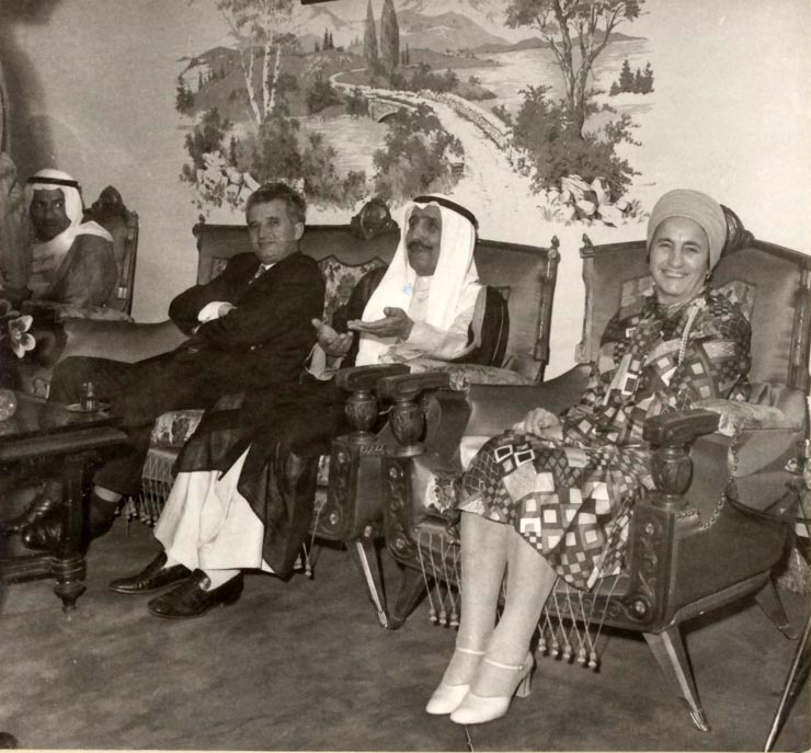 Vizita lui Nicolae Ceauşescu şi a Elenei Ceauşescu în Kuweit, la invitaţia emirului statului kuweitian, şeic Sabah al-Salam Al-Sabah şi a doamnei Norryyah Al-Sabah. La Palatul Dasman, înaintea plecării din Kuweit. (29-31 martie 1976)