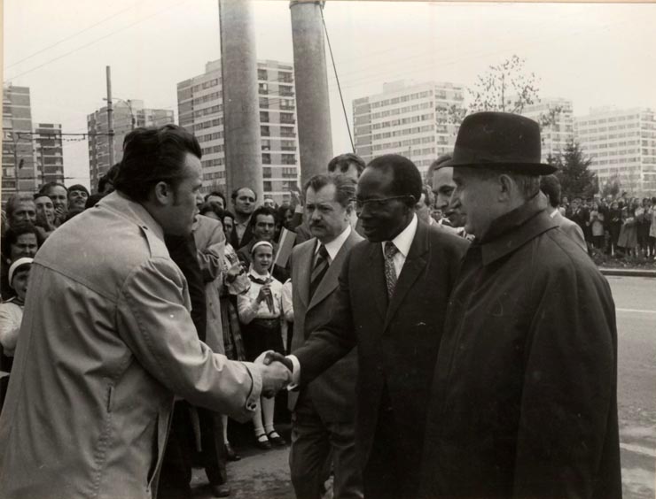 Vizita în România a preşedintelui Republicii Senegal, Lèopold Sèdar Senghor. Într-unul din cartierele Capitalei. (20-25 aprilie 1976)