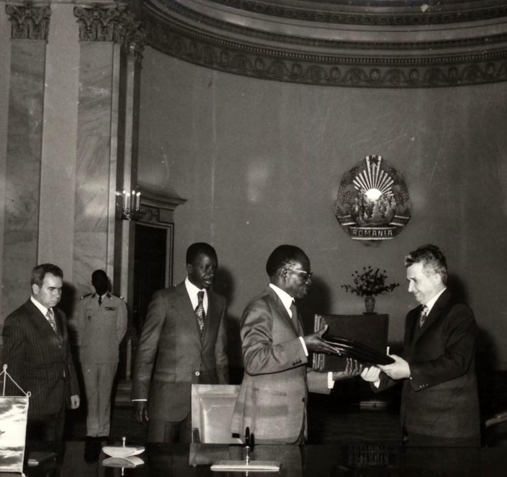 Vizita în România a preşedintelui Republicii Senegal, Lèopold Sèdar Senghor. După semnarea documentelor (24 aprilie). (20-25 aprilie 1976)