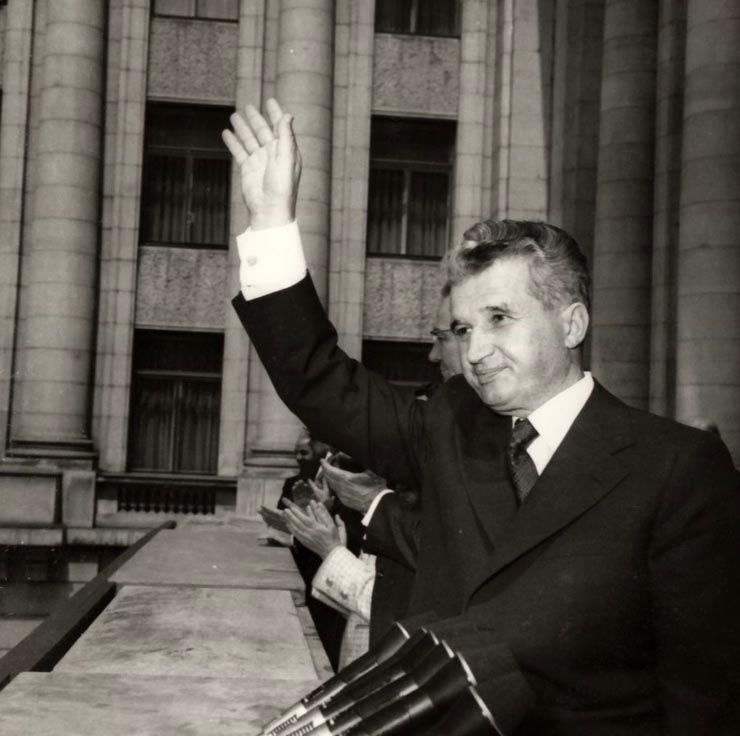 Marea manifestaţie populară a oamenilor muncii din Capitală, consacrată aniversării a 55 de ani de la crearea P.C.R. În faţa sediului C.C. al P.C.R. (8 mai 1976)