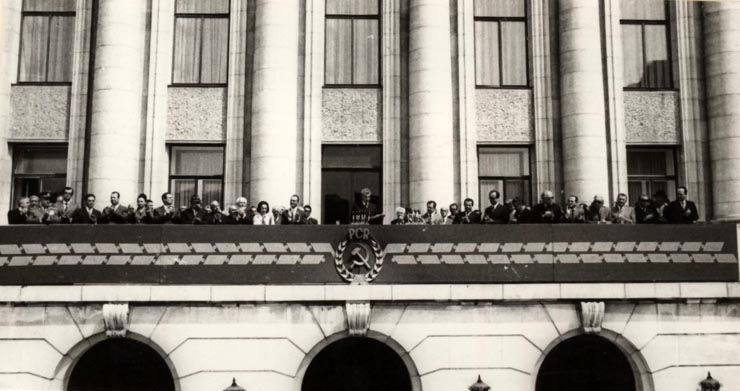 Marea manifestaţie populară a oamenilor muncii din Capitală, consacrată aniversării a 55 de ani de la crearea P.C.R. În faţa sediului C.C. al P.C.R. (8 mai 1976)
