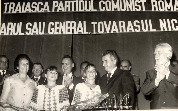 Sala Sporturilor şi Culturii din Capitală. Acordarea, de către Nicolae Ceauşescu, a unor înalte ordine şi medalii fruntaşilor sportivi la Jocurile Olimpice de la Montreal – 1976. Conferirea titlului de „Erou al Muncii Socialiste” şi Medalia de aur „Secera şi Ciocanul”, gimnastei Nadia Comăneci. (19 august 1976)