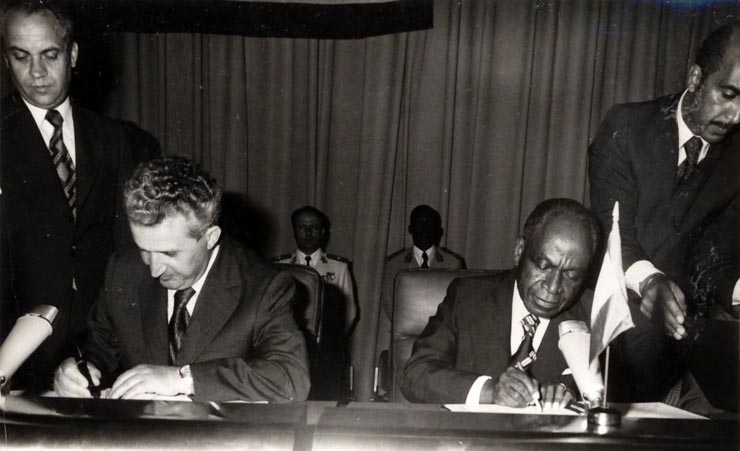 Vizita de prietenie a lui Nicolae ceauşescu în republica Coasta de Fildeş la invitaţia preşedintelui Felix  Hauhouet-Boigny. Ceremonia semnării documentelor oficiale. (27 februarie – 2 martie 1977)