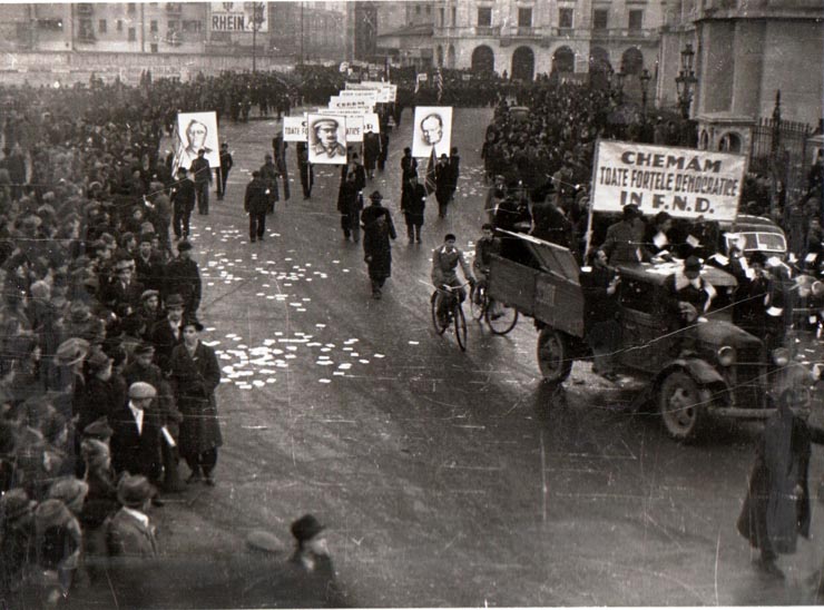 Demonstraţie comunistă în  în 13 februarie1945.