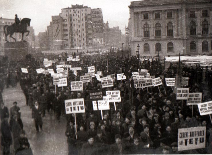Demonstraţie comunistă în  în 13 februarie1945.