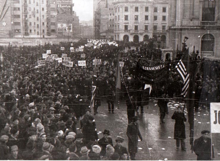 Demonstraţie comunistă în  în 13 februarie1945.