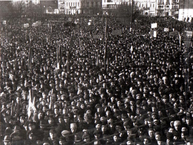 Demonstraţie comunistă în  în 13 februarie1945.