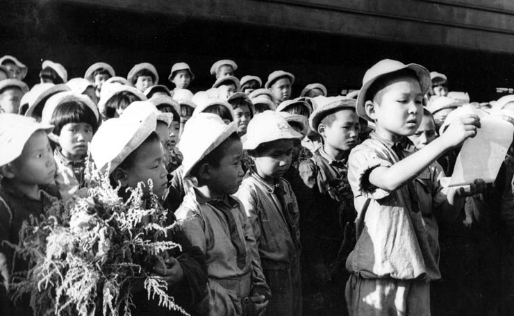 Pionerii coreeni raspunzand la cuvantul de salut
