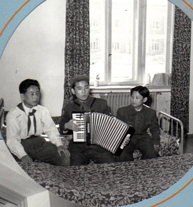 In fata gazetei festive, cu ocazia celei de-a 5-a aniversari a Armatei Populare Coreene