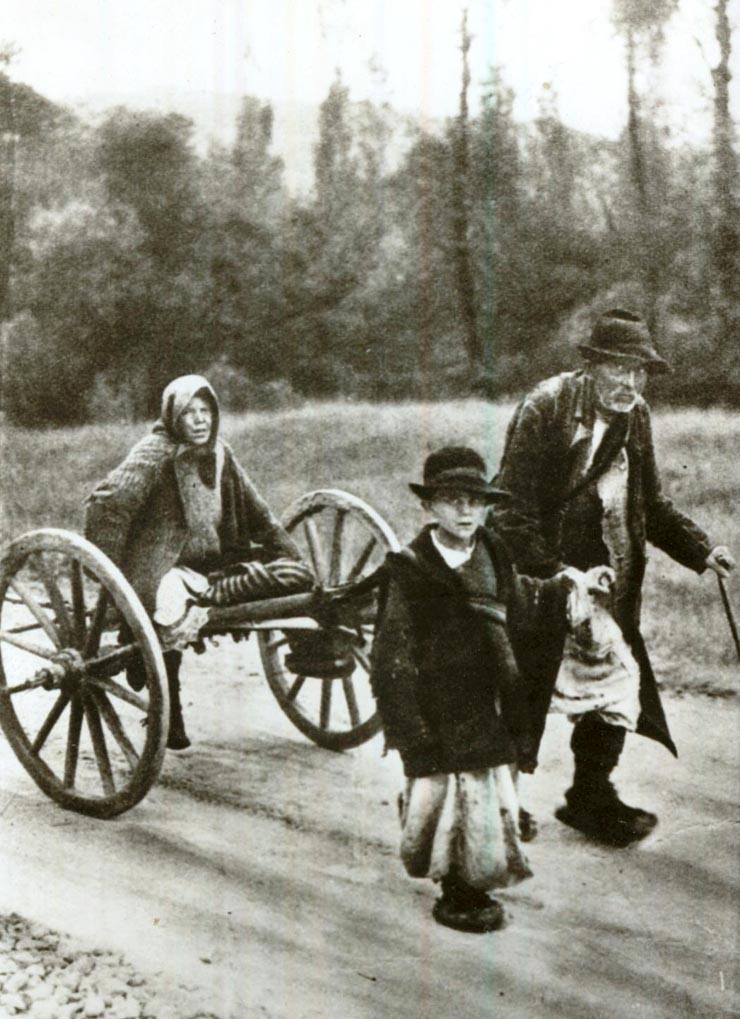 Fotografie reprezentând un grup de ţărani pe drum de ţară.(7 octombrie 1934)