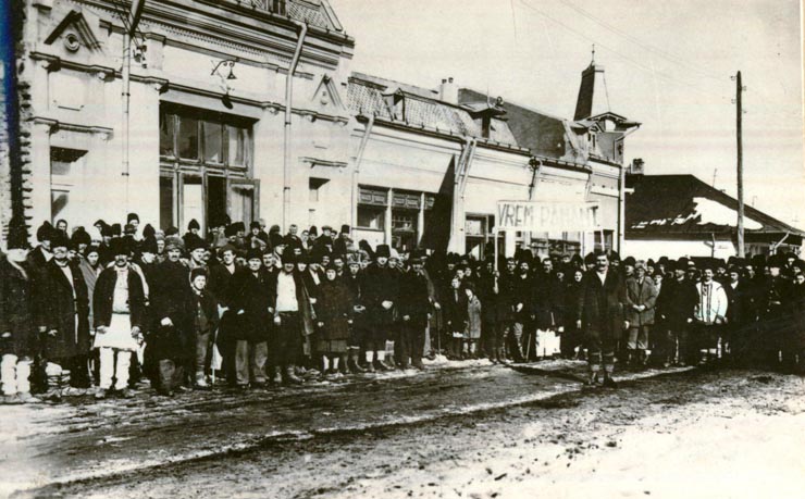 Demonstraţie pentru pământ la Moineşti, 4 februarie 1945.(4 februarie 1945)