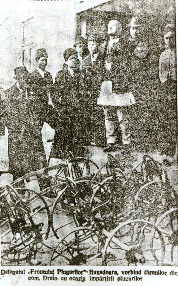 Delegatul Frontului Plugarilor – Hunedoara, vorbind ţăranilor din Comuna Draia, cu ocazia împărţirii plugurilor.(28 martie 1945)