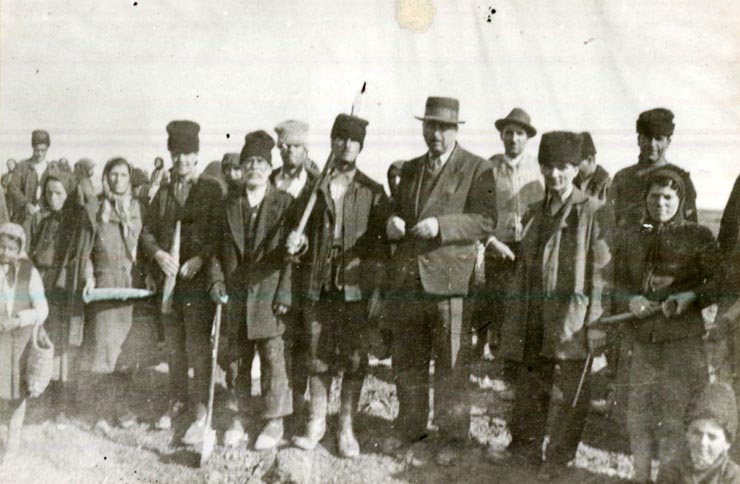 Comitetul reformei agrare împarţind pământ ţăranilor din Corabia.(martie 1945)