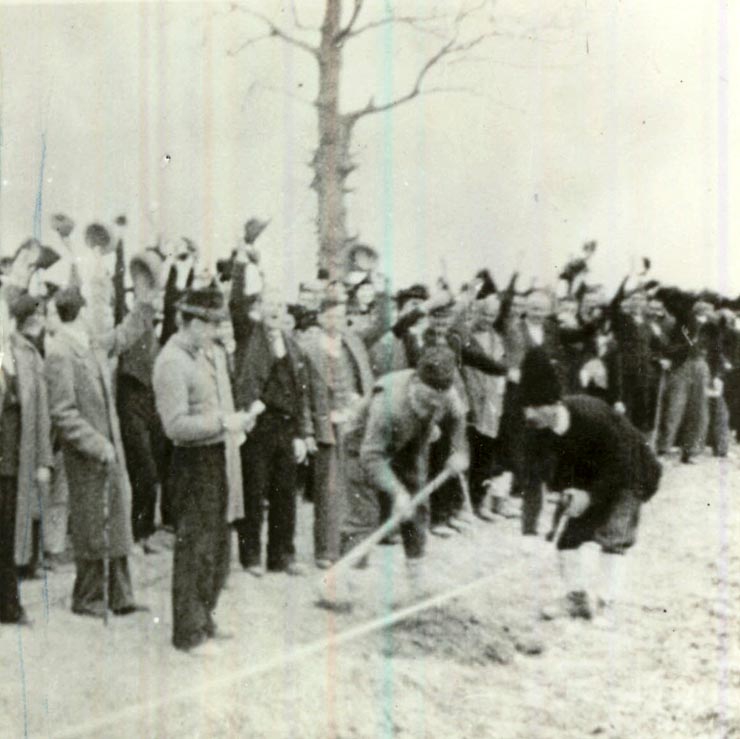 Impărţirea pământului în timpul aplicării reformei agrare din primăvara anului 1945, (regiunea Oltenia)(martie 1945)