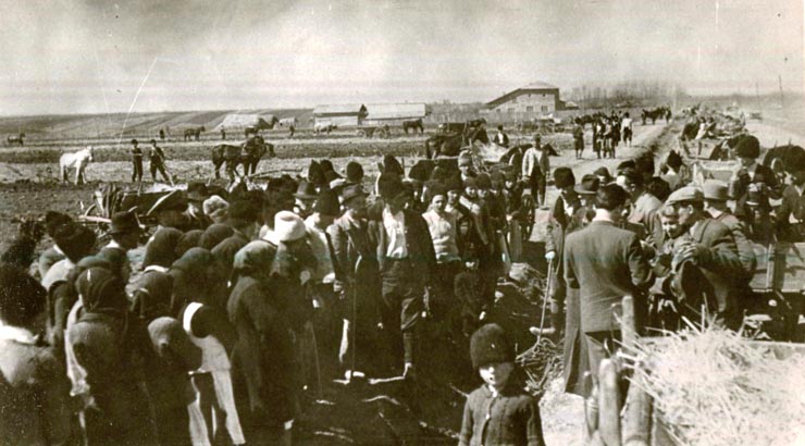 Ţărani muncitori într-o comună împreună cu comisia de reformă agrară împărţind moşia unui moşier.(martie 1945)