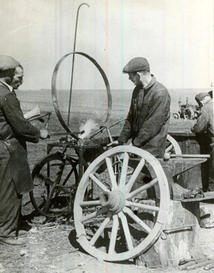 O echipă de muncitori veniţi din uzine, pe tarlalele ţăranilor muncitori, repară uneltele agricole ajutându-i în campania însămânţărilor, (muncitori de la C.F.R.).(martie 1945)