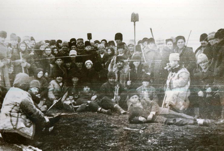 Ţărani din Oltenia în timpul Reformei Agrare din  1945.(martie 1945)