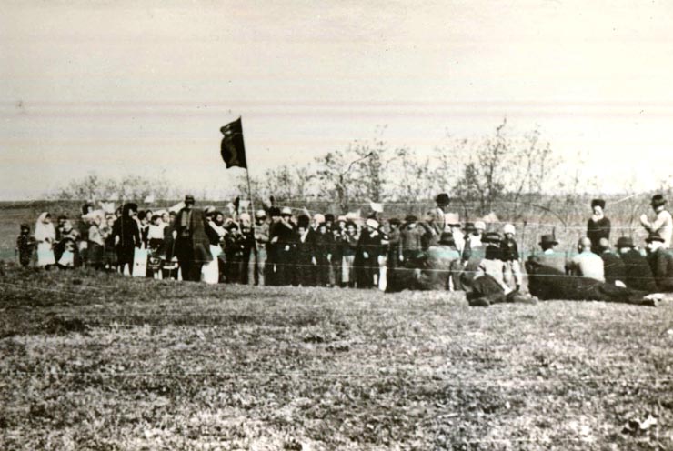 Ţărani din Oltenia în timpul aplicării Legii agrare din martie 1945.(martie 1945)