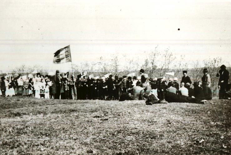 Ţărani din Oltenia pe timpul înfăptuirii  reformei agrare din 1945.(martie 1945)
