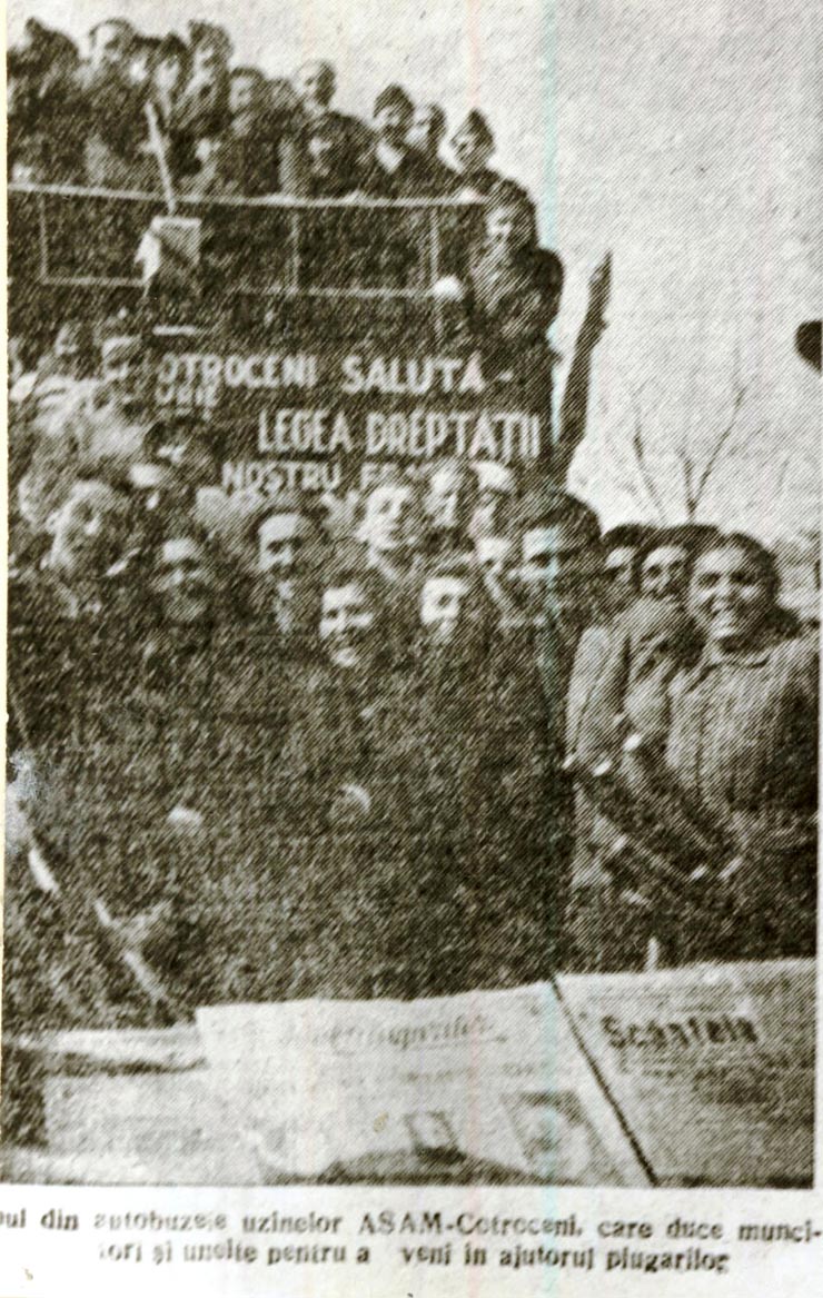 Muncitorii Uzinelor ASAM-Cotroceni, ajută cu unelte ţărănimea muncitoare din împrejurimile capitalei.(aprilie 1945)