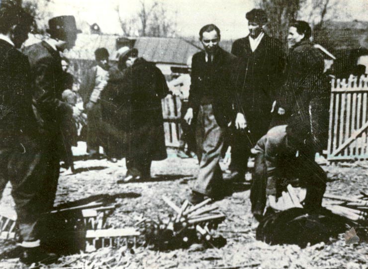 Muncitorii de la oraşe venind în ajutorul ţărănimii cu unelte agricole.(1945)
