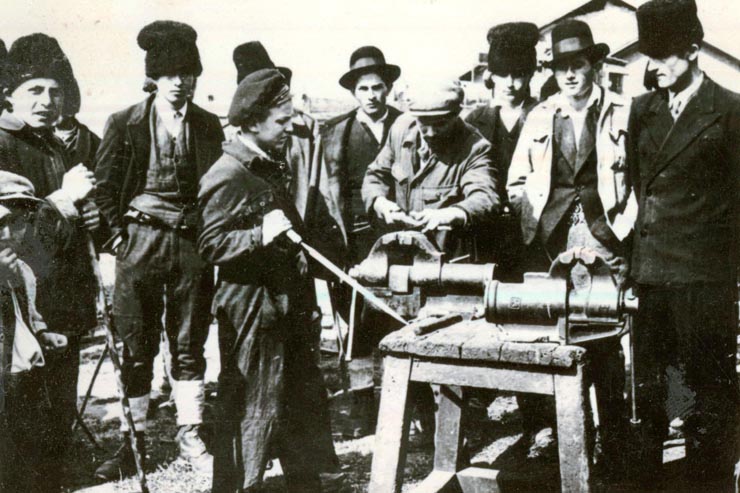 Muncitori ajutând la repararea uneltelor agricole intr-un sat – 1945.(1945)