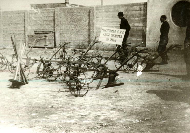Muncitorii de la SNG au pregătit unelte agricole pentru ajutorarea ţăranilor.(1945)
