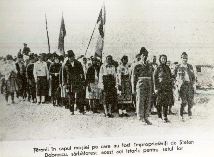 Fotografie reprezentând ţărani în capul moşiei pe care au fost împroprietăriţi…(1945)