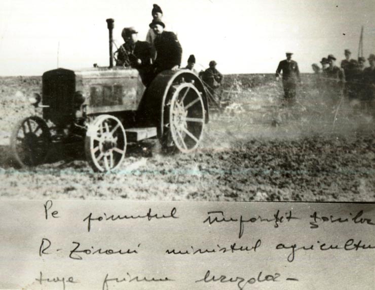 Fotografie reprezentând pe Romulus Zăroni ministrul agriculturii, pe pământul împărţit ţăranilor.(1945)