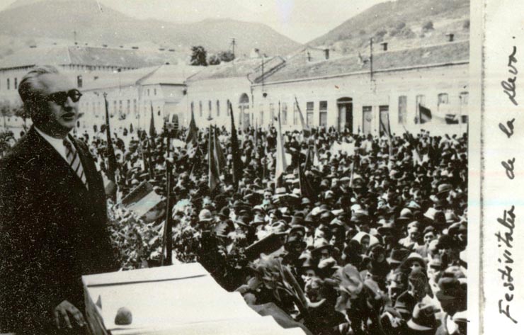 Fotografie reprezentând festivitatea de înmânare a titlurilor de proprietate la Deva.(1945)