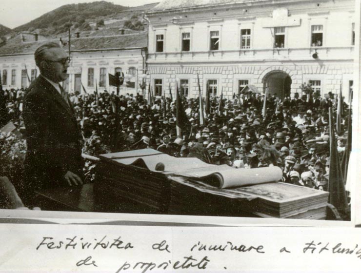 Fotografie reprezentând o festivitate de înmânare a titlurilor de proprietate, (Deva).(1945)