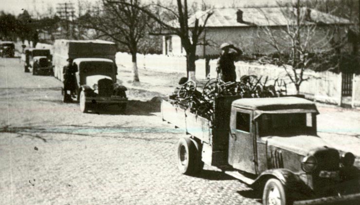 Ajutorul acordat de muncitori ţăranilor.(1945)