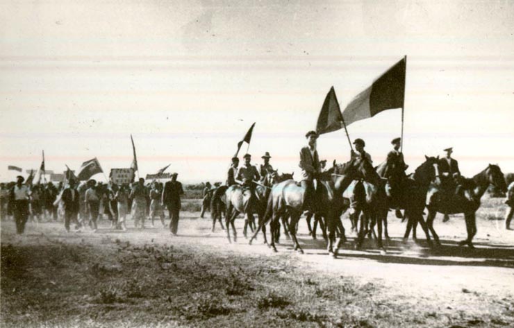 Coloană de muncitori şi ţărani în timpul reformei agrare din anul 1945.(1945)