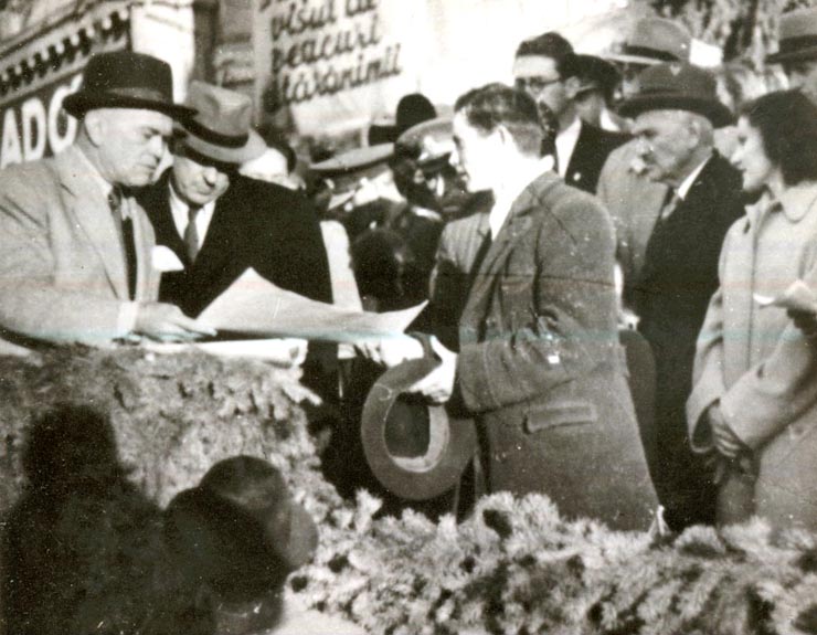 Înmânarea titlurilor de proprietate de către Dr. PETRU GROZA – regiunea Oltenia.(1945)