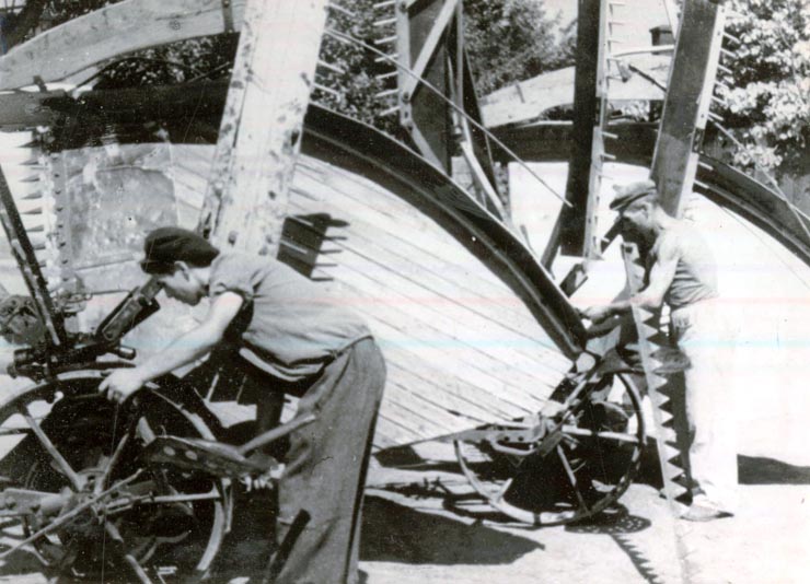 Muncitori reparând maşini agricole în campania de ajutorare a ţărănimii muncitoare, pentru buna desfăşurare a însămânţărilor din primăvara lui 1945.(1946)