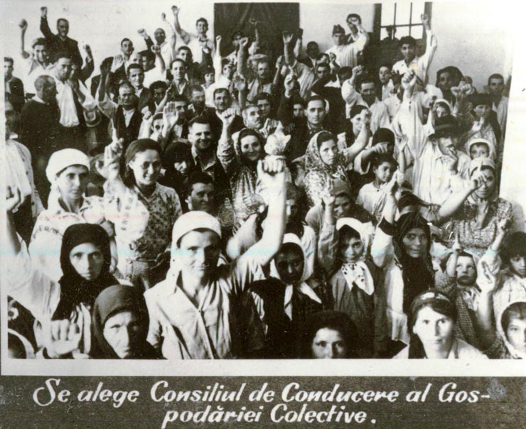 Fotografia reprezintă un aspect de la alegerea Consiliului de conducere a gospodăriei agricole colective.(1949)