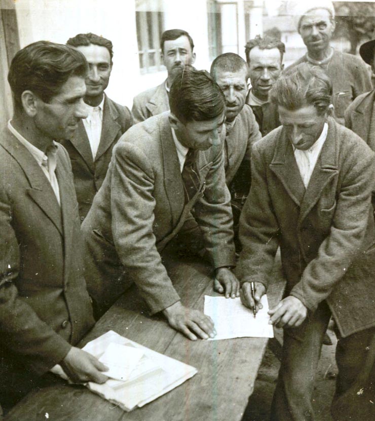 Semnarea actului de constituire a cooperativei agricole de producţie din Ceamurlia de Jos, judeţul Tulcea.(1949-1950)