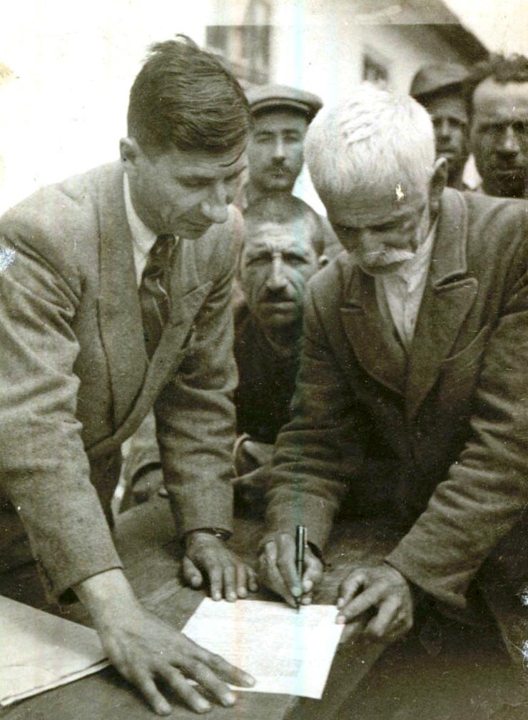 Semnarea actului de constituire a cooperativei agricole de producţie din Ceamurlia de Jos, judeţul Tulcea.(1949-1950)