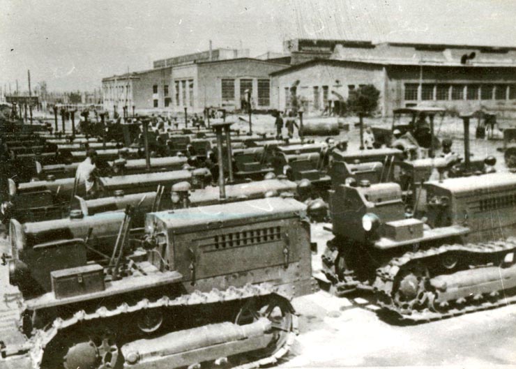Fotografie: Parc de tractoare pe şenile în curtea Uzinelor de tractoare Braşov.(1951)