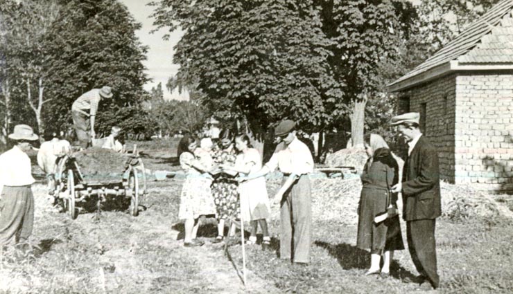 Prima casă construită de colectivişti din venitul realizat în C.A.P. Păuleşti – Baia Mare.(1952)