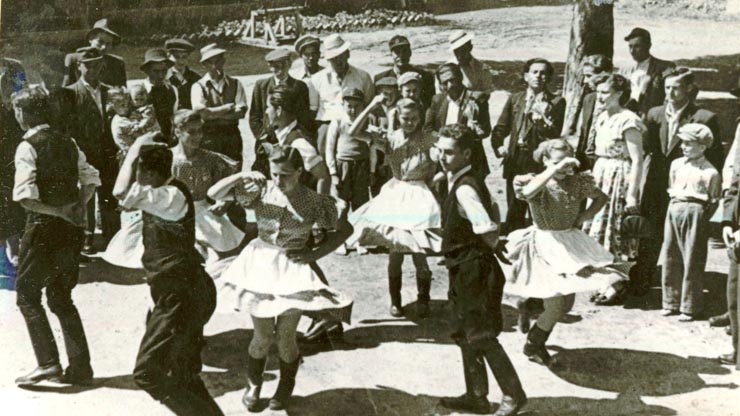 Echipa culturală a C.A.P. Păuleşti – Baia Mare,(”Steagul lui Lenin”), prezentând un spectacol în faţa ţăranilor cooperatori. (1952)