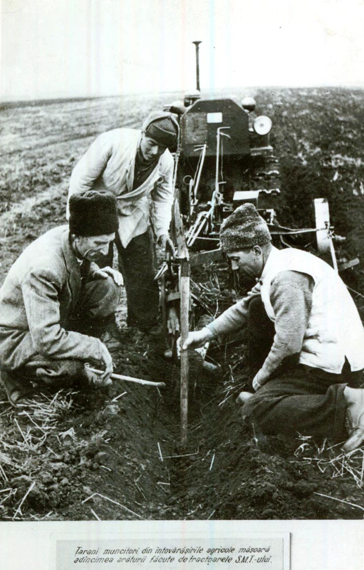 Fotografie: Ţărani muncitori dintr-o întovărăşire agricolă măsoară adâncimea arăturii făcută de tractor.(1953)