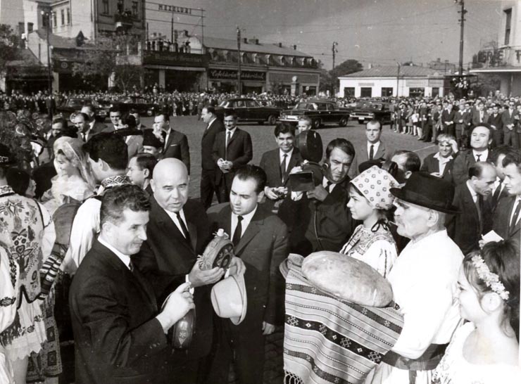 Membrii ai conducerii de partid şi de stat, cu prilejul sărbătoririi Zilei Recoltei (Halele Obor) . (2 X 1966)