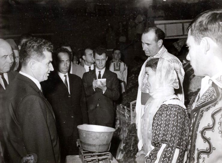 Membrii ai conducerii de partid şi de stat, cu prilejul sărbătoririi Zilei Recoltei (Halele Obor) . (2 X 1966)