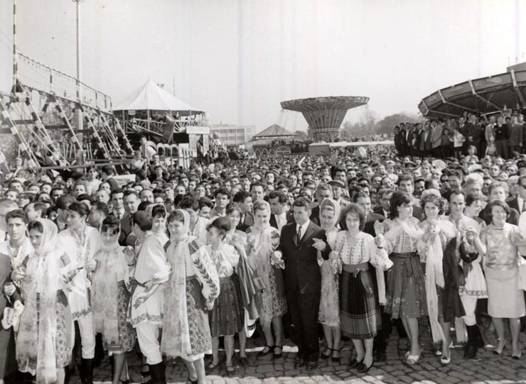 Membrii ai conducerii de partid şi de stat, cu prilejul sărbătoririi Zilei Recoltei (Halele Obor) . (2 X 1966)