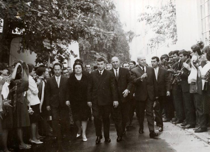 Conducătorii de partid şi de stat în mijlocul studenţilor de la Politehnică, cu prilejul deschiderii noului an de învăţământ superior. (3 X 1966)