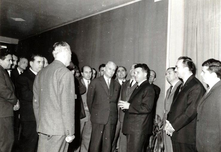Vizitarea de către Nicolae Ceauşescu a expoziţiei „Dezvoltarea ştiinţei în România.” . (25 X 1966)