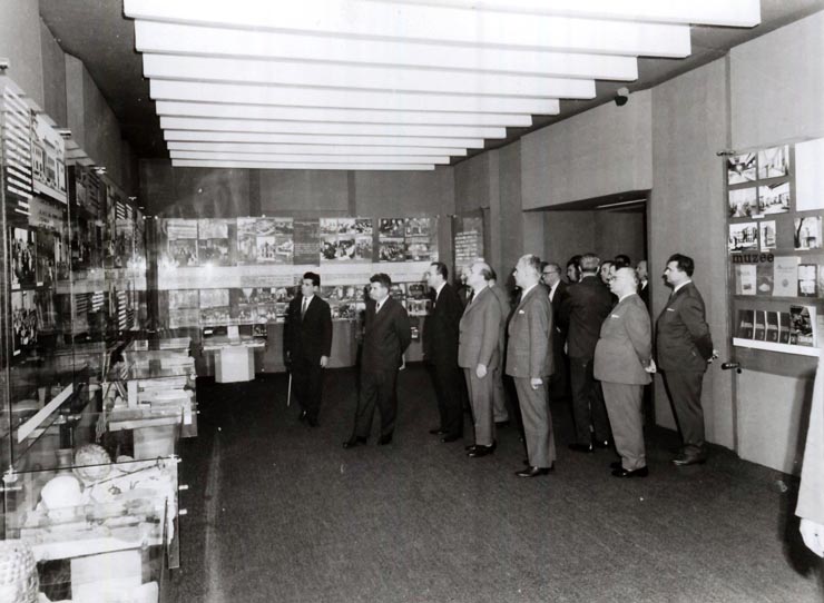 Vizitarea de către Nicolae Ceauşescu a expoziţiei „Dezvoltarea ştiinţei în România.” . (25 X 1966)