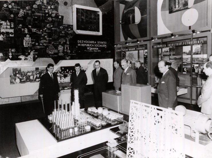 Vizitarea de către Nicolae Ceauşescu a expoziţiei „Dezvoltarea ştiinţei în România.” . (25 X 1966)