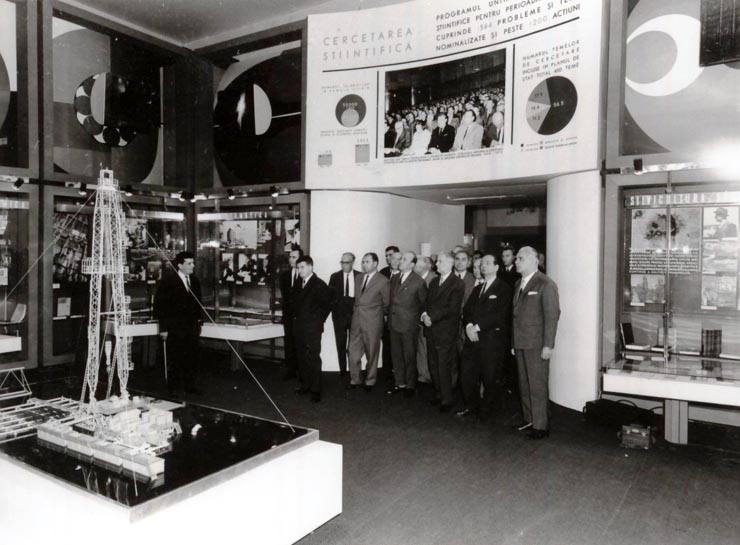 Vizitarea de către Nicolae Ceauşescu a expoziţiei „Dezvoltarea ştiinţei în România.” . (25 X 1966)